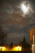 Mond bedeckt mit Wolken über Mautner Markhof Gebäude