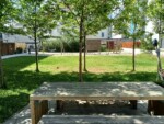 Innenhof mit Spielplatz und Sitzbank